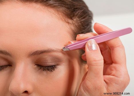 4 tips to make plucking eyebrows less painful 