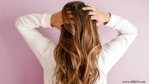 5 Habits That Can Make Your Hair Grease 