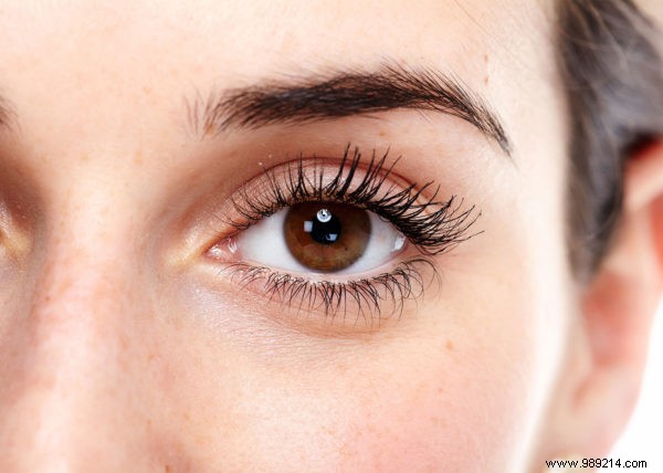 Can an eyelash serum change the color of your eyes? 