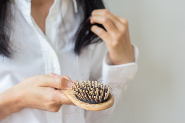 5 signs that you are suffering from excessive hair loss 
