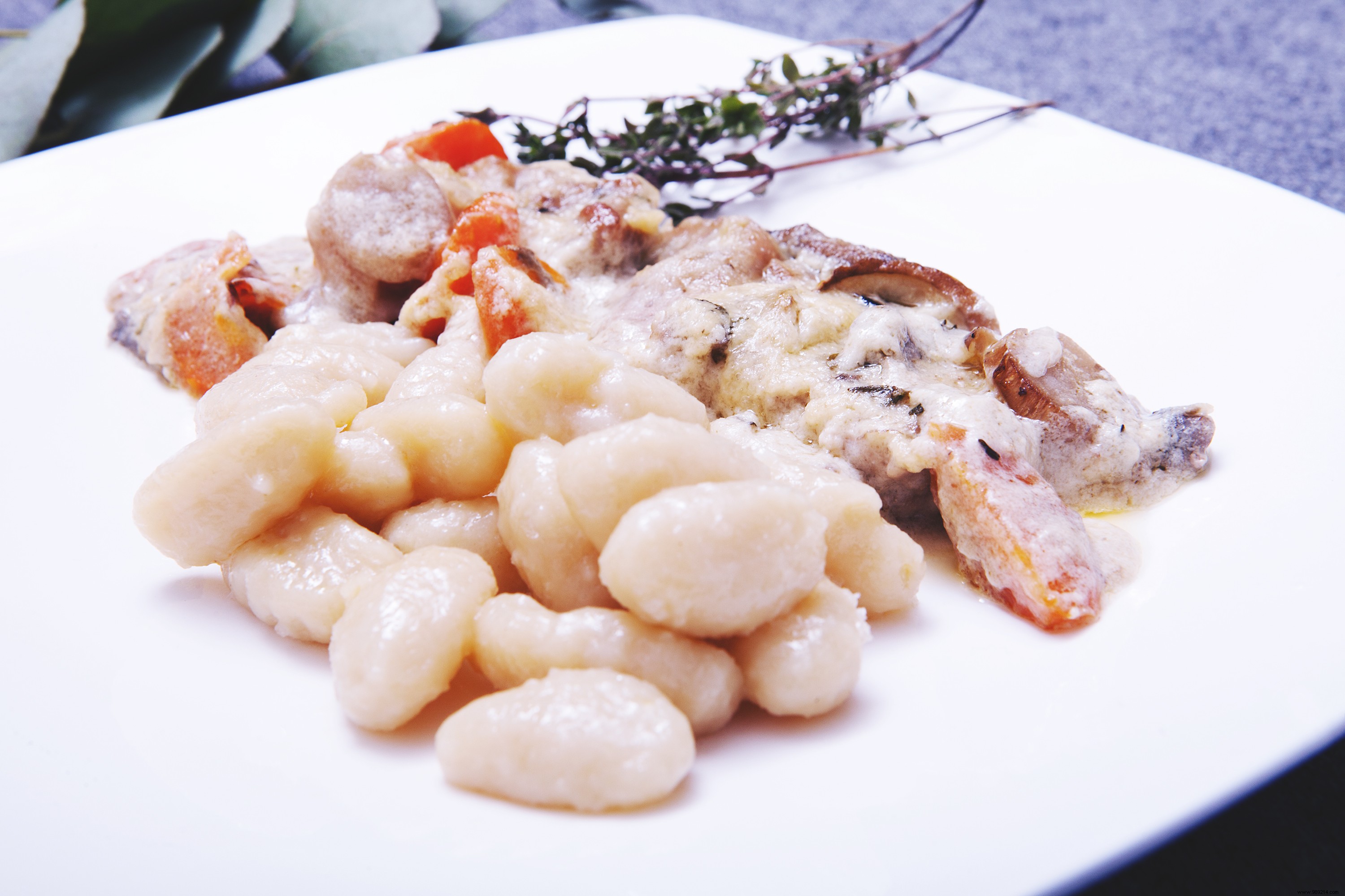 “Blanquette-style veal fillet with gnocchi” – Recipe:Schär &moi 