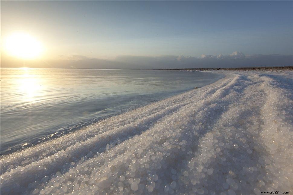 The benefits of a Dead Sea salt bath 