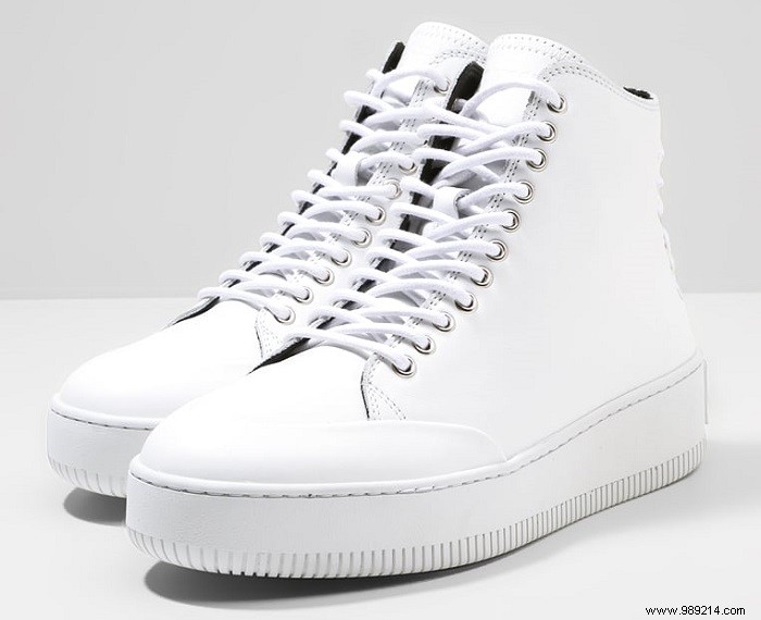 7 x white sneakers 