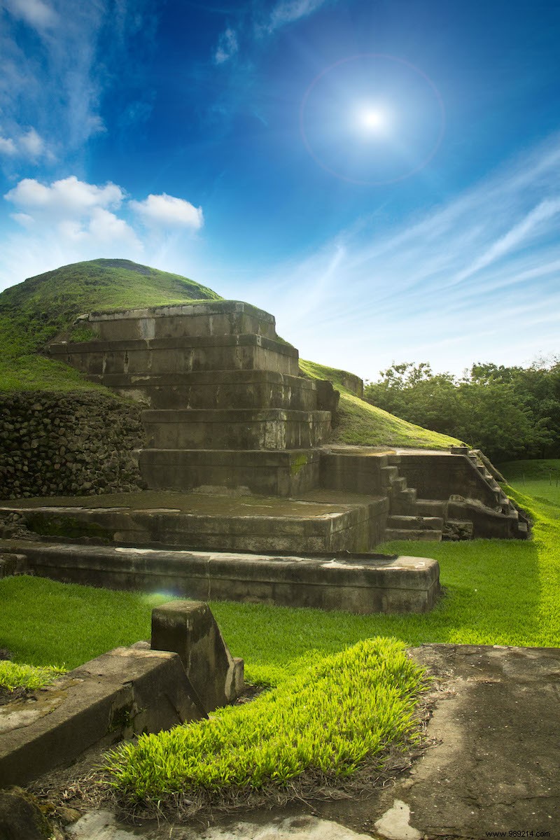 Immerse yourself in the fascinating Mayan culture of Central America 