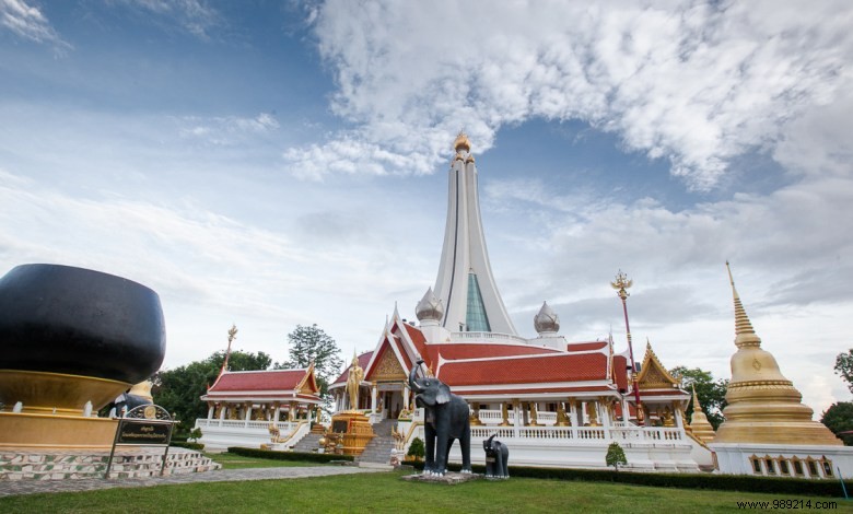 6 Unique Temples Near Bangkok 