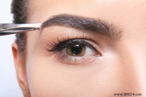 How to pluck your eyebrows properly? 