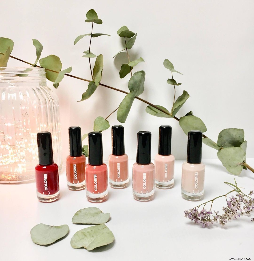 Which organic varnish to choose for beautiful colored nails? 