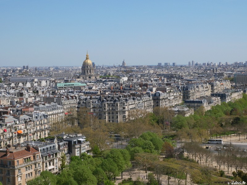 Making tourists – Paris seen from the Eiffel Tower 