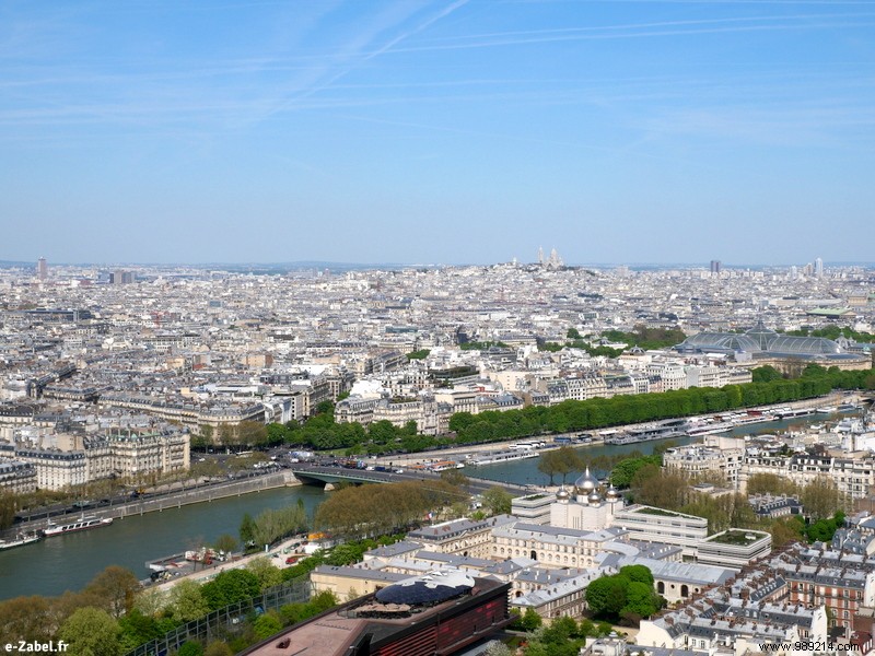 Making tourists – Paris seen from the Eiffel Tower 