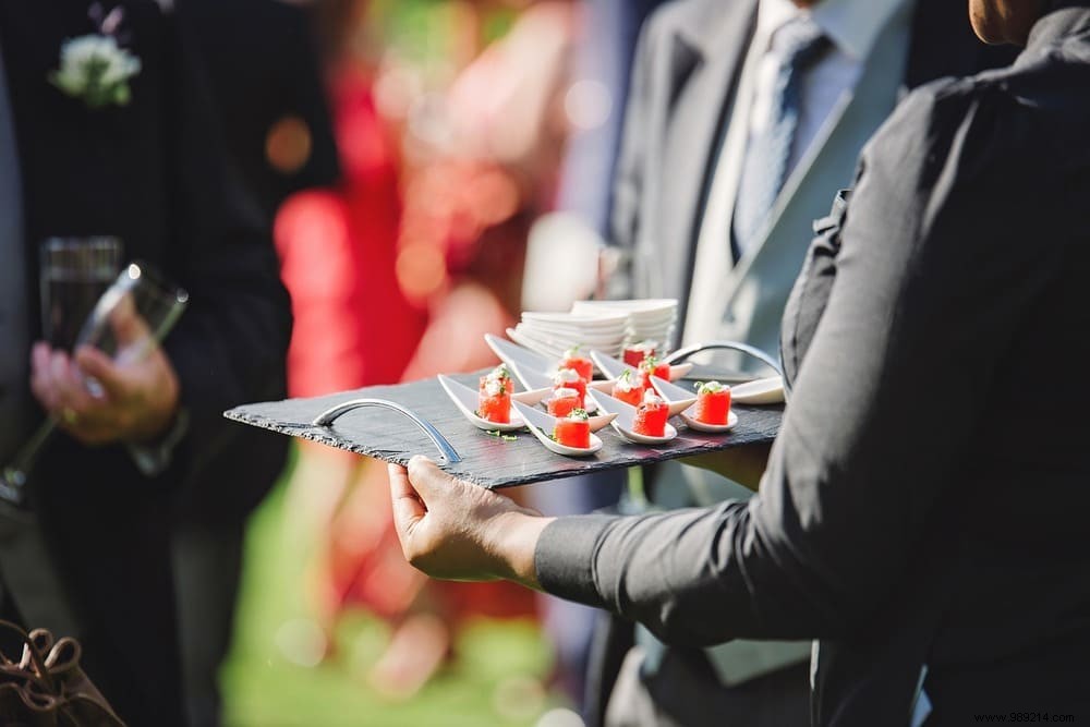 How to choose your wedding caterer? 
