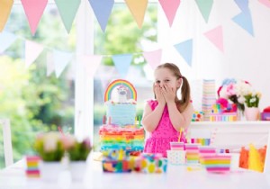 How to make a birthday decoration for her daughter? 