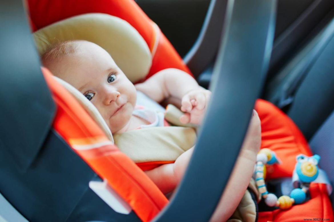 What childcare equipment to choose for traveling with a baby? 