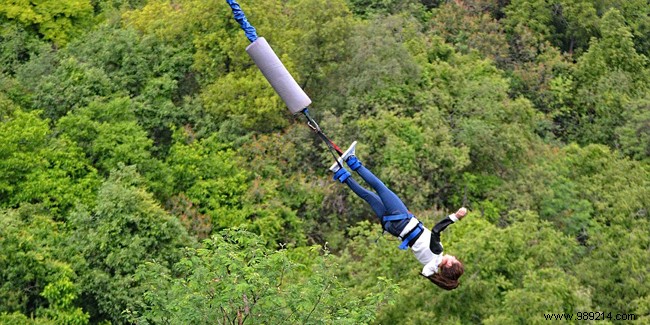 From what age can you bungee jump? An idea for a family outing? 
