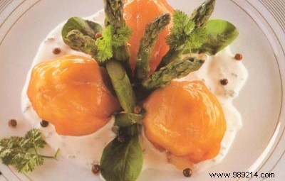 Aumônières of green asparagus with Scottish smoked salmon, sweetmeat and pink berries 