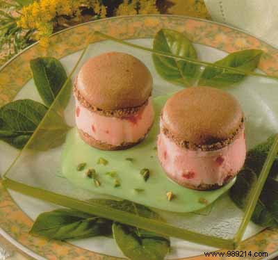 Chocolate/strawberry macaroons with pistachio cream 