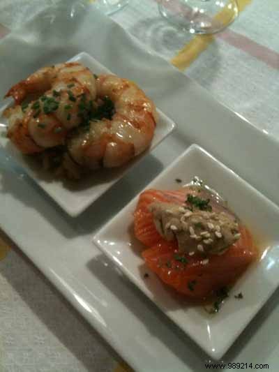 Duo of Sichuan-style fried prawns, rice with honey and raw salmon in sashimi with anchovy butter 