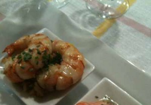 Duo of Sichuan-style fried prawns, rice with honey and raw salmon in sashimi with anchovy butter 