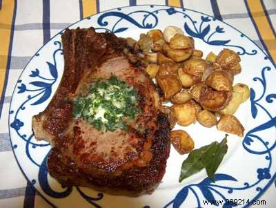 Bazas beef rib with compound butter and Noirmoutiers potatoes sautéed with garlic and thyme 