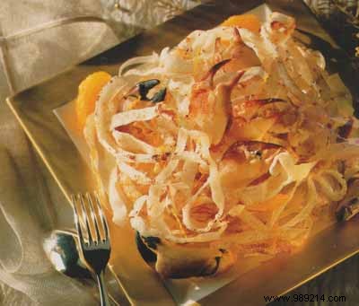 Rice tagliatelle with crab claws, orange and ginger flavor 