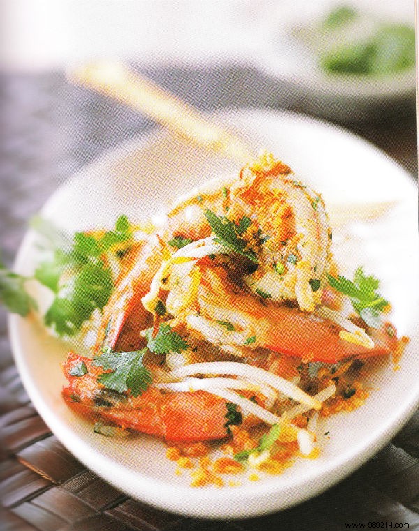 Shrimp sautéed with coriander and bean sprouts 