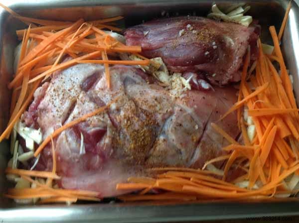 Roast shoulder of lamb with six flavors, slow cooking 