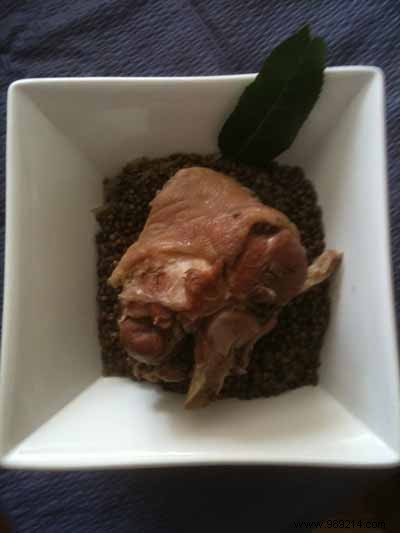 Semi-salted pork knuckle with Puy green lentils and coarse pepper 
