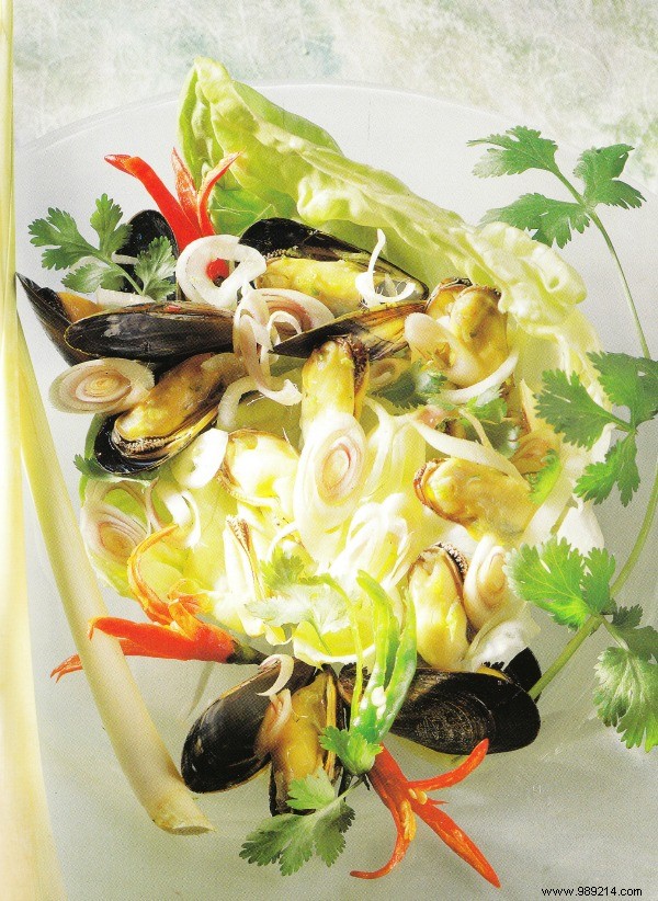 Mussels salad with fresh lemongrass 