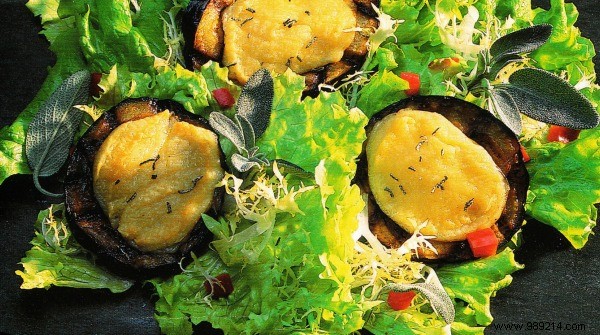 Aubergine toast with goat cheese 