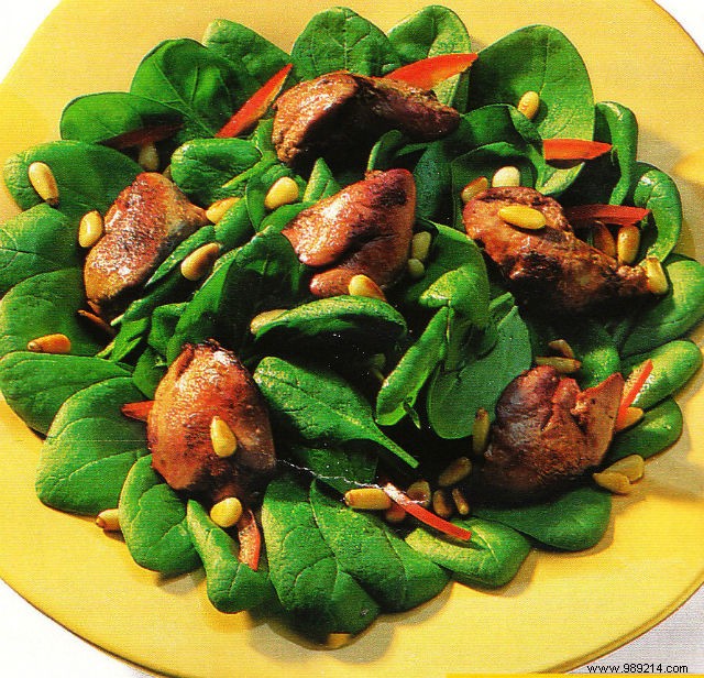 Baby spinach salad with confit chicken breasts 