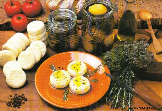 Small goat cheeses in oil 