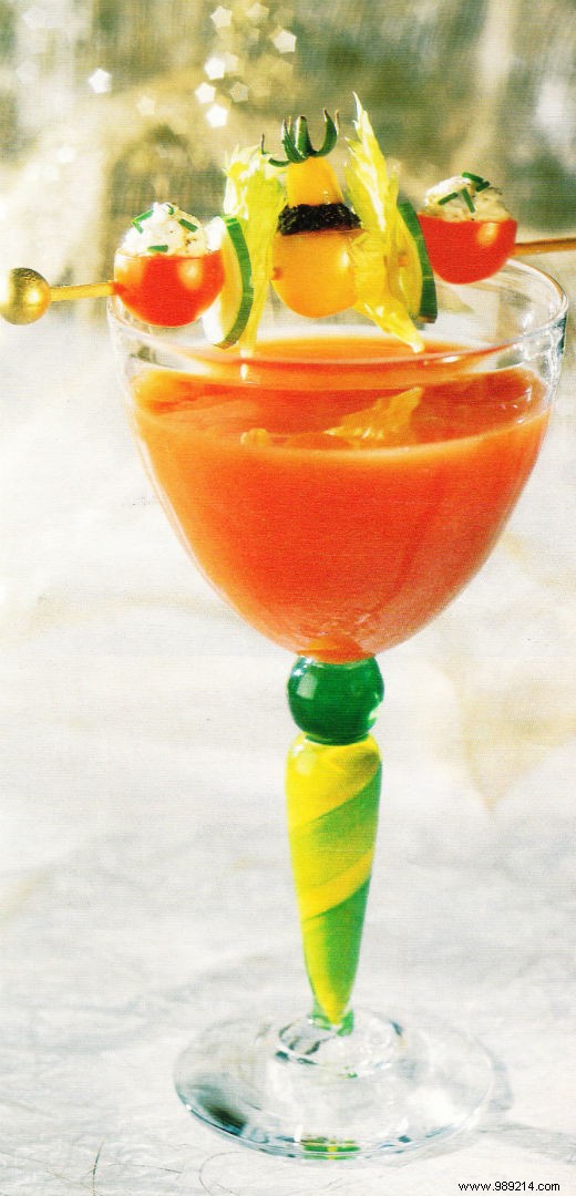 Tomato skewers with two colors and bloody mary 