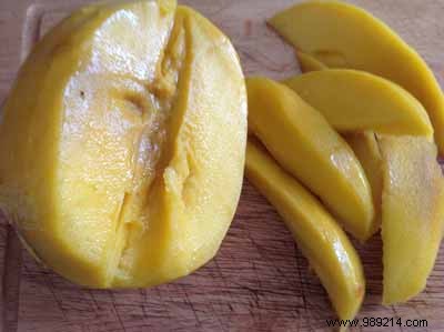 Mango panna cotta with vanilla sugar and lemon balm 
