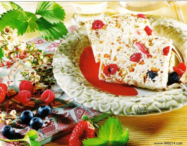 Frozen nougat with red fruits 