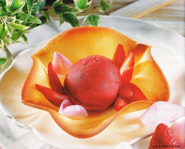Strawberry sorbet with rose water 