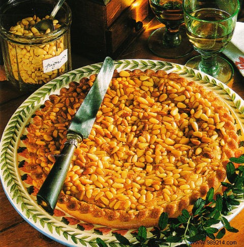 Soft pie with pine nuts 