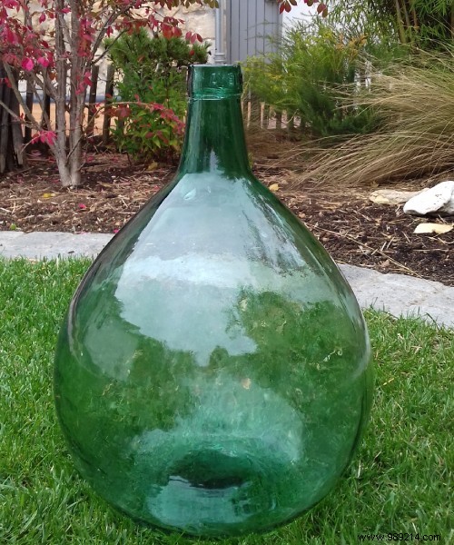 How to highlight a demijohn in your garden? 