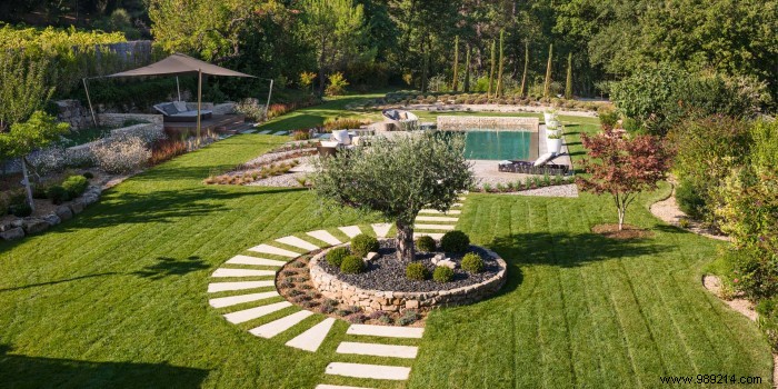 The difference between landscape architect and landscape gardener 