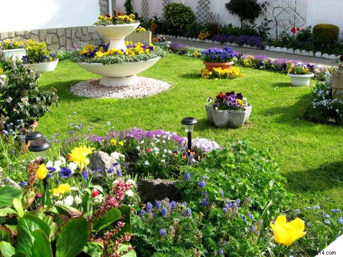 Beautify the exterior of the house with an ornamental garden 