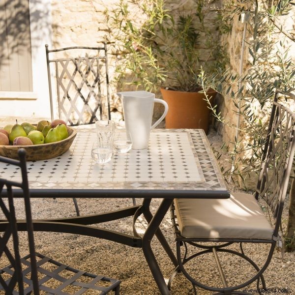 Tips for properly maintaining your iron garden furniture 