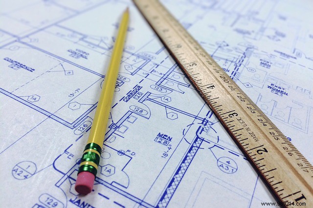 What is a building contractor? 
