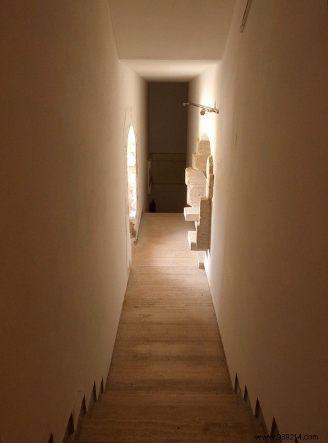 10 decoration ideas to spruce up a dark, narrow or long hallway 
