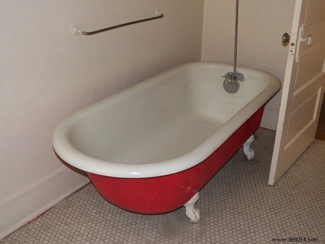 Painting an old bathtub:is it possible, how to do it? 