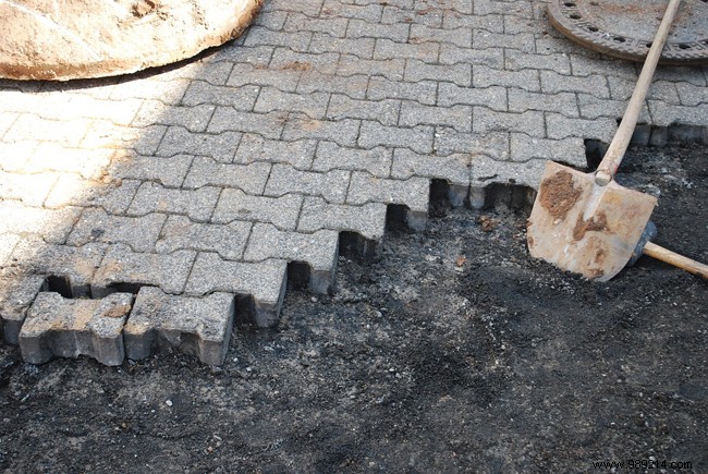 How to lay interlocking pavers on a terrace or garden path? 