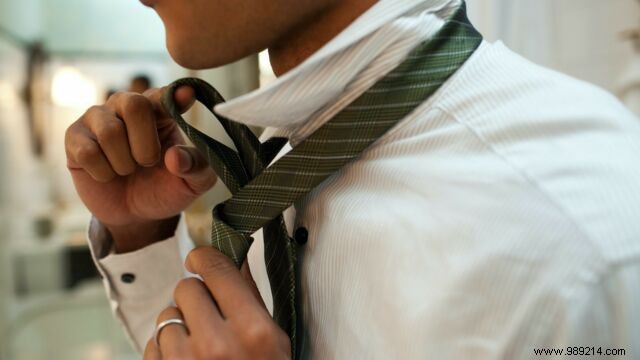 How to make a simple tie knot ? 