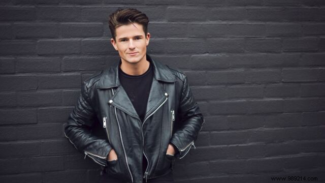 How to wear a leather jacket or coat? 