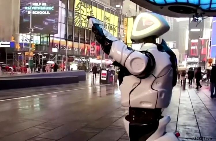 This funny robot informs New Yorkers about the Covid-19 