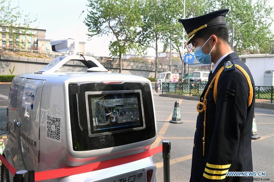 Covid-19:an autonomous car to take the temperature of passers-by in China 
