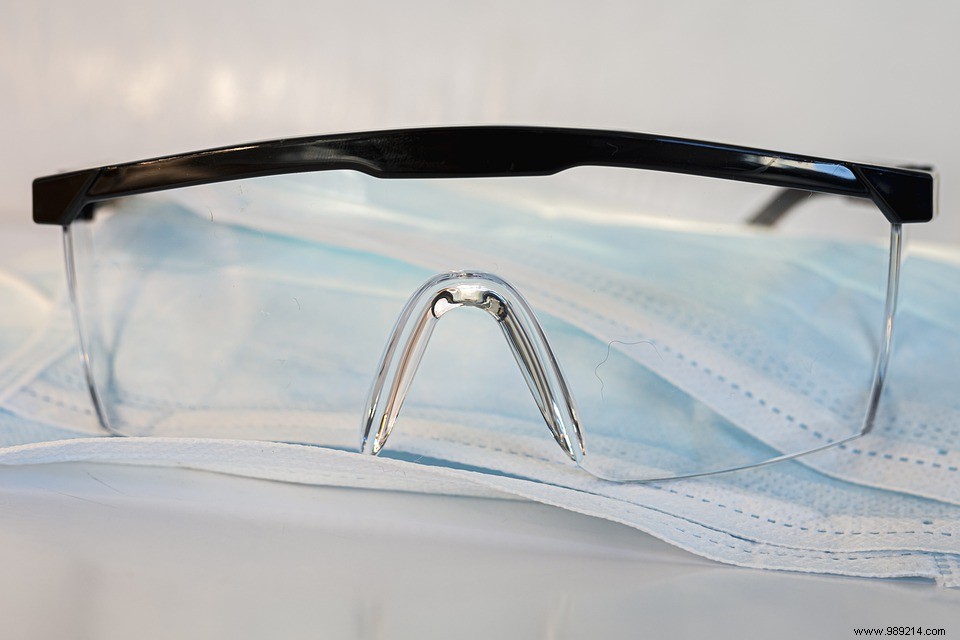 Covid-19:wearing glasses could reduce the risk of infection 