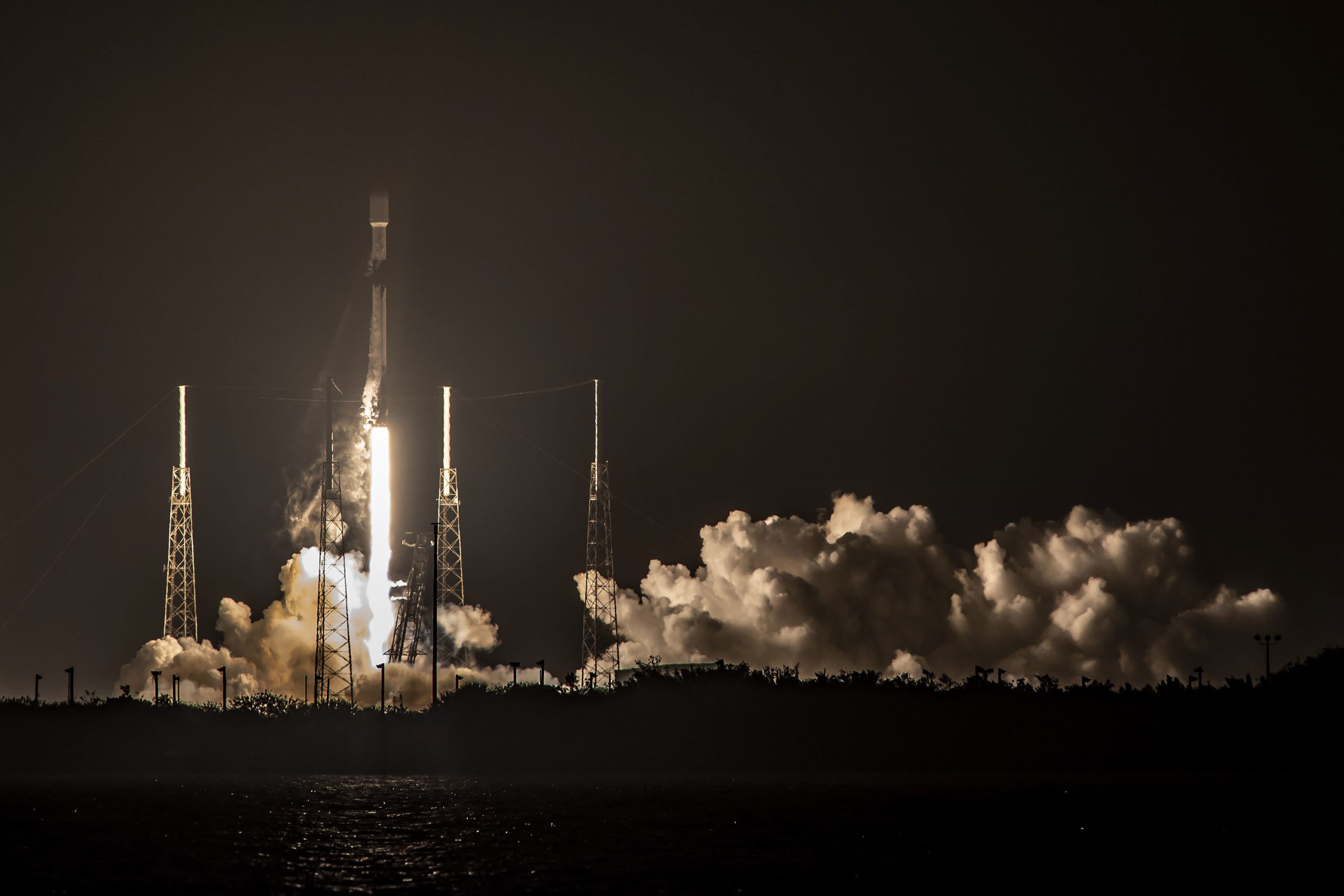 SpaceX launches a new batch of satellites and breaks a record 