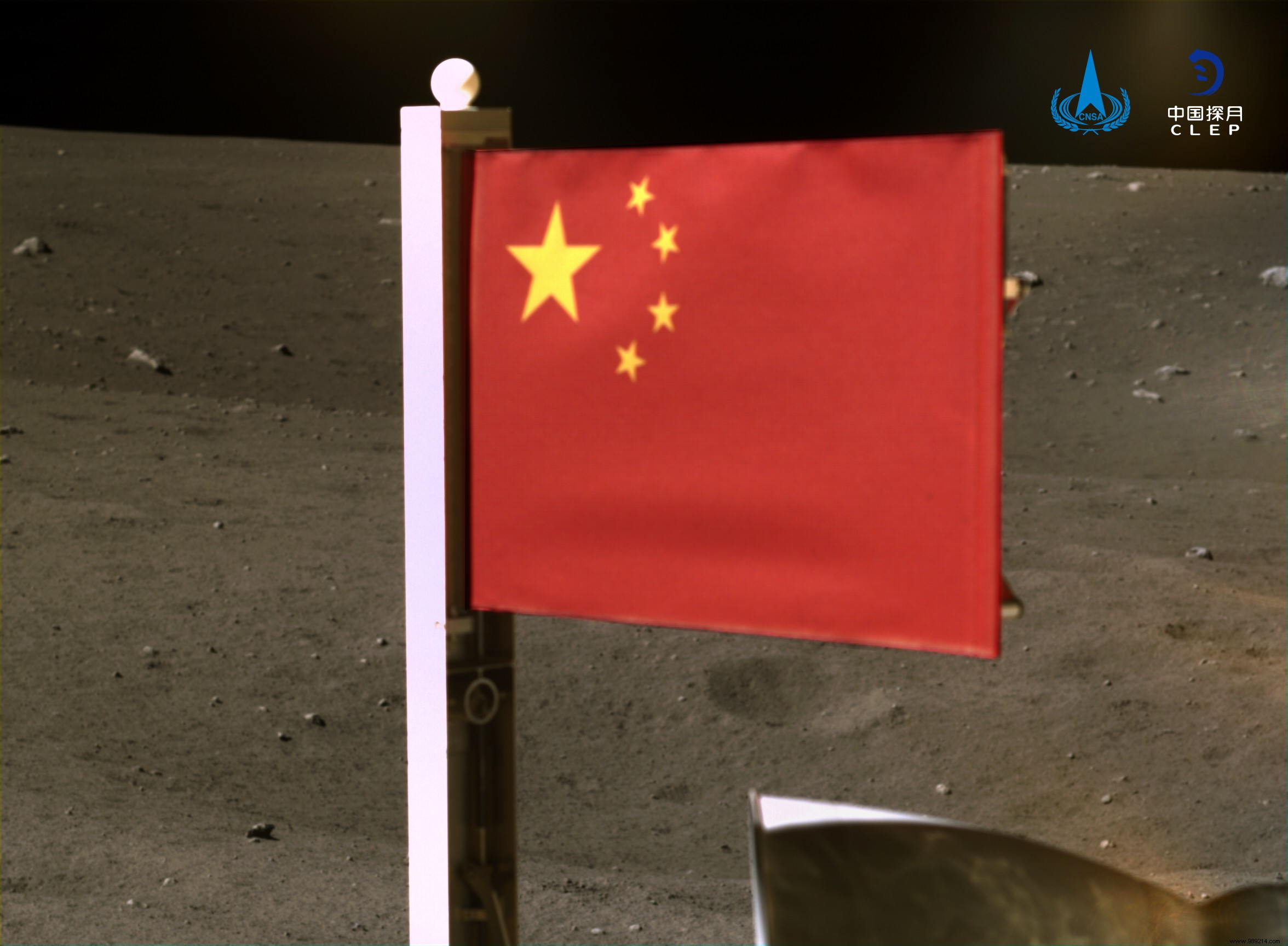 China (also) flaunts its flag on the moon 